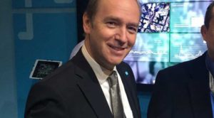 Då skaffade Erik tandimplantat